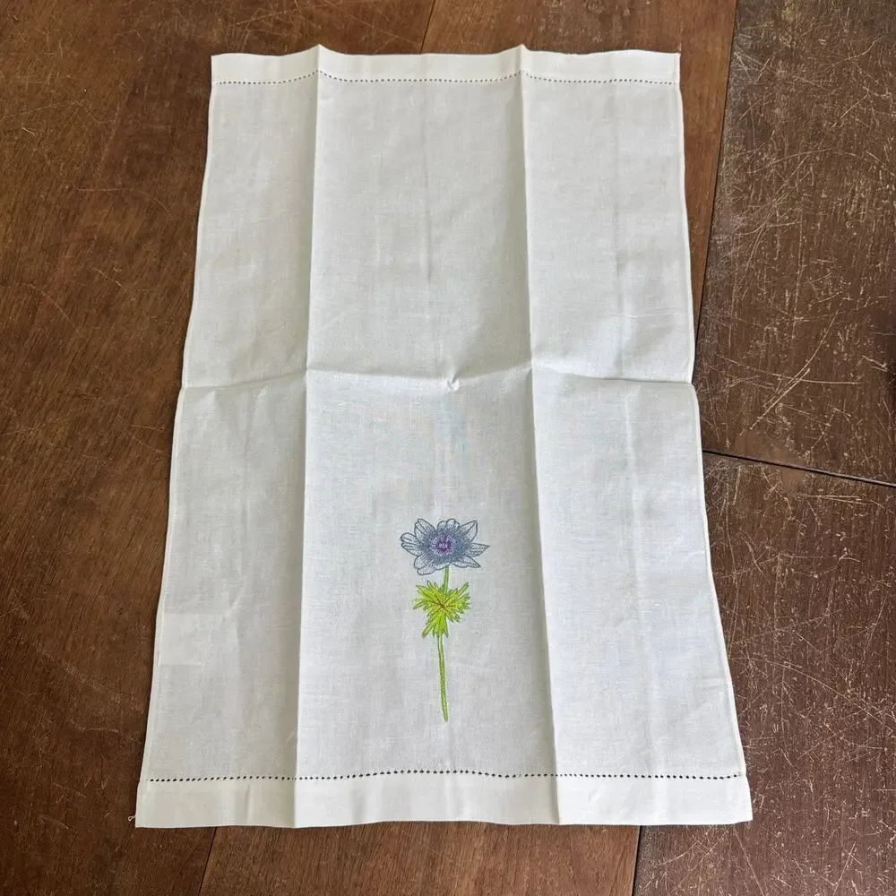 Lillian Vernon VINTAGE 2001 Set of 8 Floral Embroidery Cloth Napkins 100% Cotton